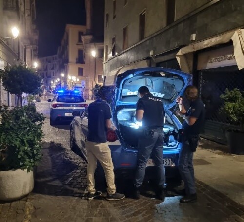Aggredisce gestore di un minimarket e rovescia i vasi in via San Lorenzo. Bloccato dalla Polizia