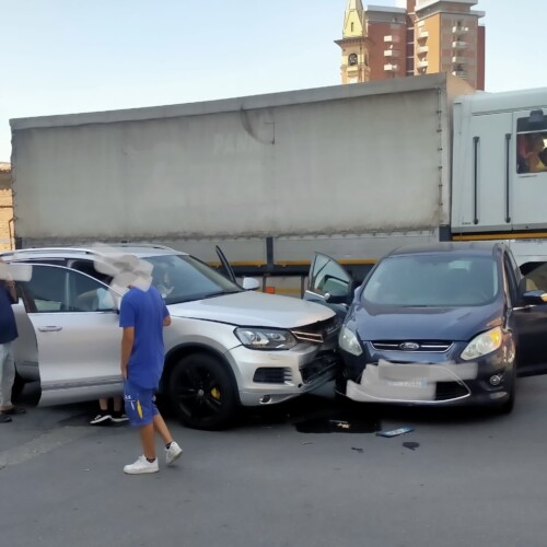Incidente tra via Bonardi e corso Carlo Marx. Cittadini: “Subito una soluzione, abbiamo aspettato troppo”
