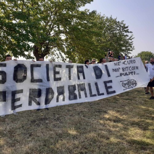 Tifosi ancora contro la presidenza dell’Alessandria calcio: contestazione prima dell’amichevole