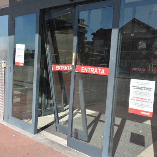 Forzate le porte dell’ex Penny in via Casalbagliano