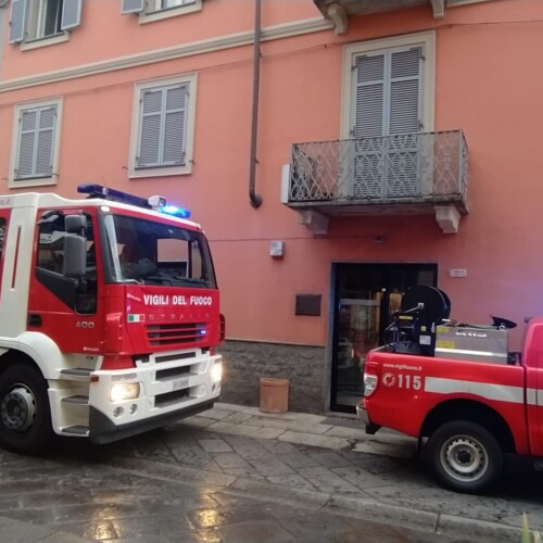 Incendio di un’auto in un cortile in via Mazzini. Sul posto i Vigili del Fuoco
