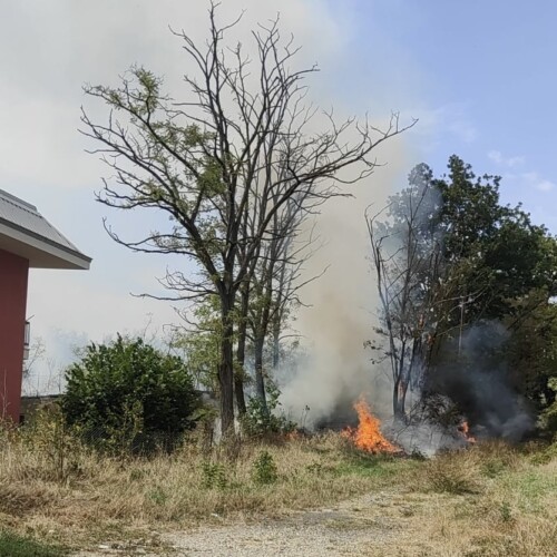 Incendio a Quattordio: situazione sotto controllo dopo i timori dei cittadini