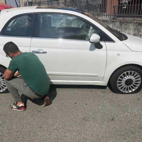 Lascia l’auto in piazza Genova e trova due gomme tagliate. Lo sfogo dell’ex consigliere: “In una città civile non dovrebbe succedere”