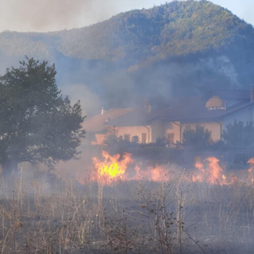 Spento l’incendio di sterpaglie a Vignole Borbera nato dal corto circuito di una bici elettrica