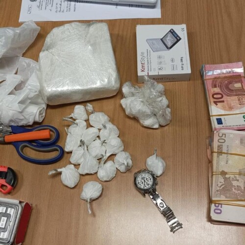 Squadra Mobile scopre spacciatore: sequestrati oltre 700 grammi di cocaina
