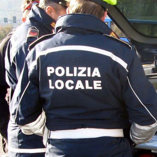 Strappa una catenina d’oro dal collo di un ottantenne. Polizia Locale di Tortona interviene e recupera il monile