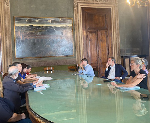 L’associazione Ànemos incontra il sindaco Abonante: “I Pfas non bucano le calze ma sono nell’aria e sono un problema reale”
