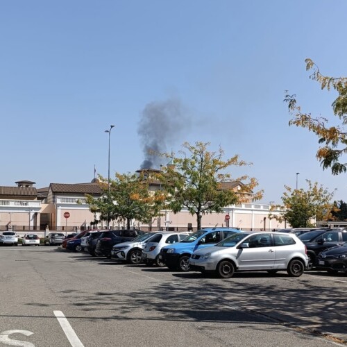A fuoco alcuni bancali di un capannone vicino all’Outlet di Serravalle Scrivia