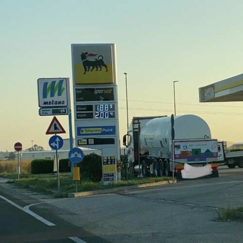 Prezzi della benzina alle stelle: sforato il tetto dei 2 euro al litro per il self service