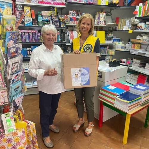 “Zaino sospeso”. Lions e commercianti del Cristo insieme per donare materiale scolastico alle famiglie in difficoltà