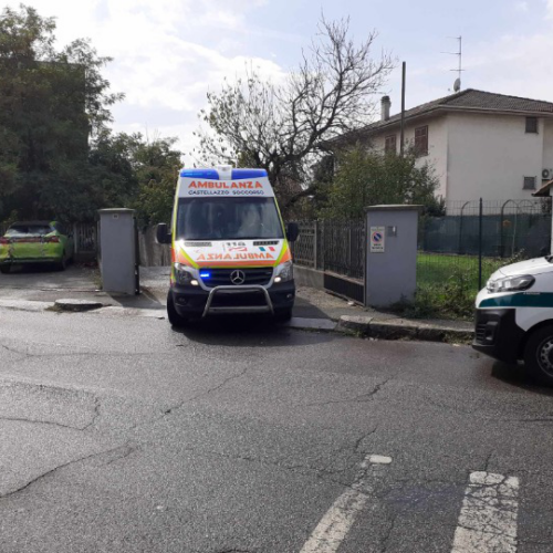 Minaccia il suicidio e si barrica in casa: l’uomo si è lanciato dal balcone ma è cosciente