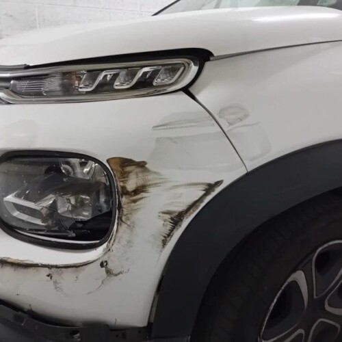 Provoca l’incidente poi si allontana e imbocca contromano corso Roma: l’appello di una lettrice