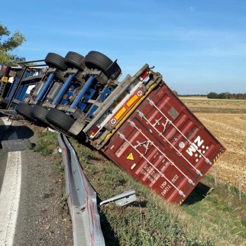Mezzo pesante fuori strada all’uscita di Alessandria Sud