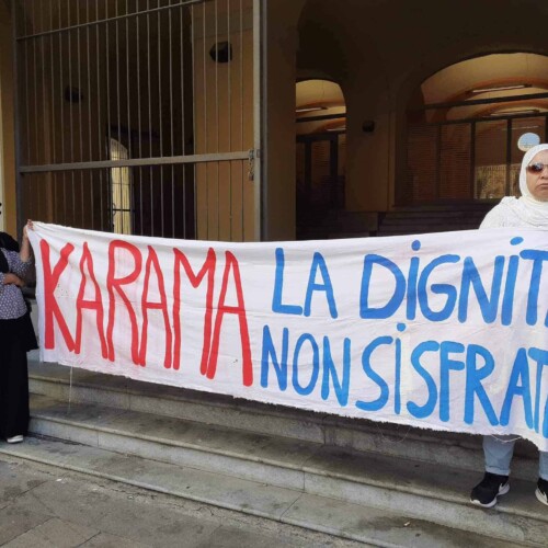 “Case come topaie” negli alloggi popolari di Tortona: la protesta davanti all’Atc
