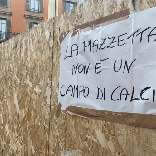Il cartello ricorda che non si può giocare a palla in centro: e così (forse) alla fine non fa gol nessuno