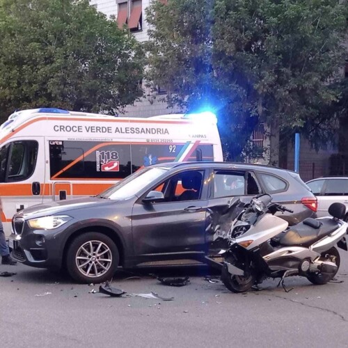 Incidente in corso IV Novembre ad Alessandria: coinvolte un’auto e una moto