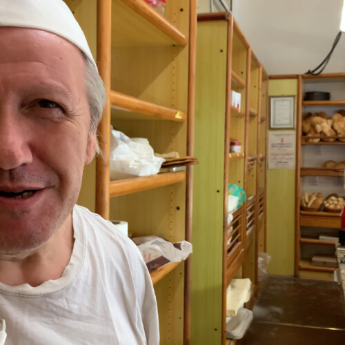 Il saluto gentile della panetteria in via Plana: addio a quel profumo cominciato nel 1971