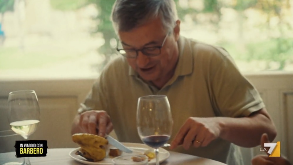 Su La7 il prof Alessandro Barbero assaggia il pollo alla Marengo