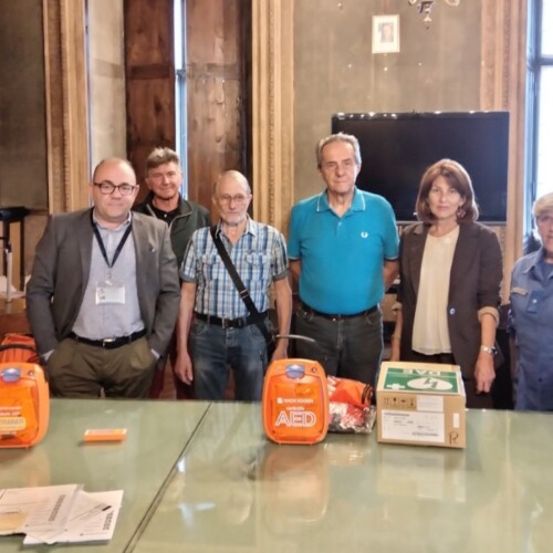 L’azienda Nihon Kohden dona tre defibrillatori ai centri d’incontro dei quartieri Orti, Galimberti e Cristo