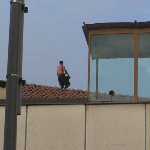 Carcere di Alessandria: il detenuto è sceso dal tetto