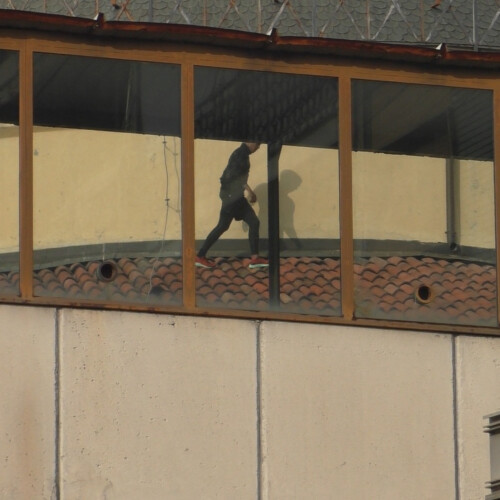 “Sono stanco”: i tanti spostamenti alla base della protesta di un detenuto sul tetto del carcere di Alessandria