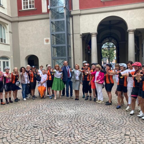 “Zonta Bike” contro la violenza sulle donne: cicliste tedesche e svizzere ricevute dal Comune di Alessandria