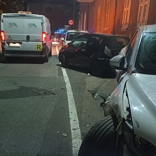 Automobilista perde il controllo della vettura e finisce contro due auto parcheggiate