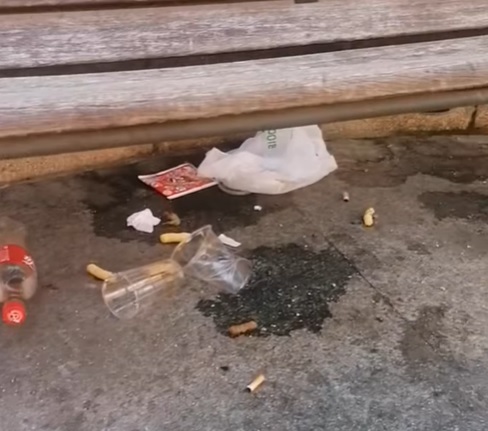 Sporcizia e degrado in piazza Impastato a Ovada. Il sindaco: “Telecamere sono palliativo. Serve educazione”