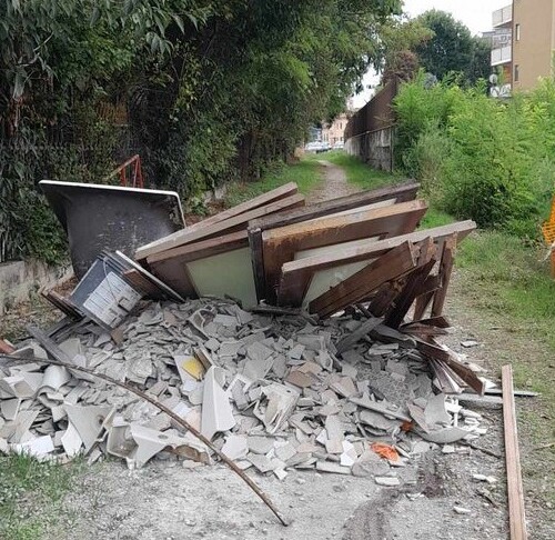 Altro gesto di inciviltà ad Alessandria. Cumulo di rifiuti edili scaricato lungo una stradina del Cristo