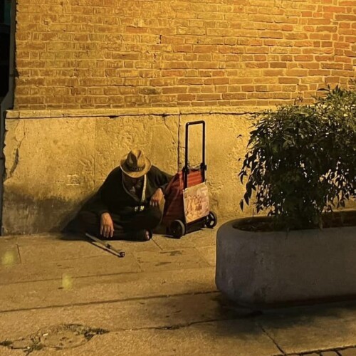 Emergenza senzatetto ad Alessandria: “Aumento senza precedenti. Servono sacchi a pelo, tende, coperte e cellulari”