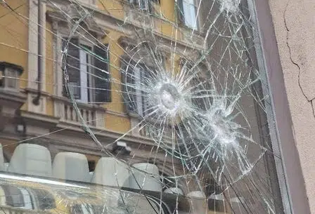 Danneggiata nella notte la vetrina dello Zogra in corso Roma