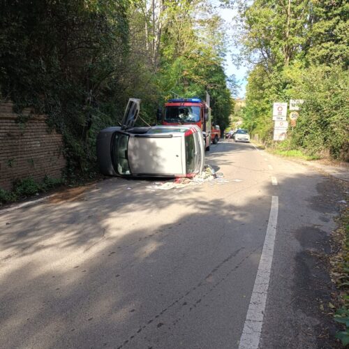 Auto si ribalta lungo la strada per Gavi a Novi. Ferito automobilista