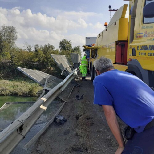 Il camionista del tir in bilico sul ponte: “Stasera accenderò un cero alla Madonna”