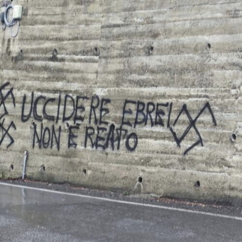 Vergognosa frase antisemita all’ingresso del paese: il sindaco la fa cancellare subito e presenta denuncia