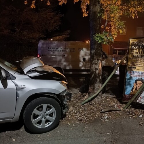 Auto fuori strada ad Arquata in via Roma