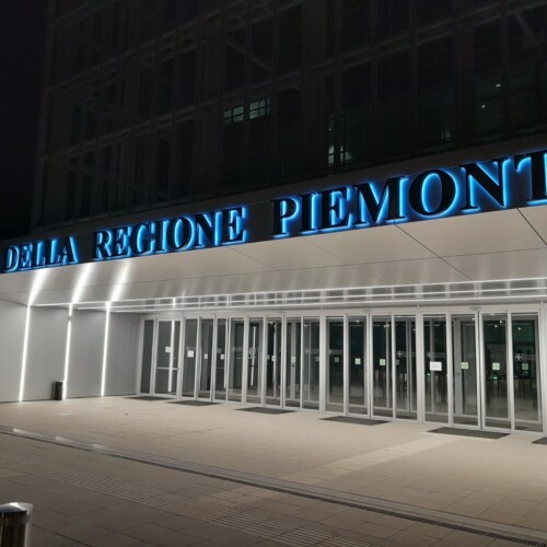 Stasera scritta della Regione illuminata d’azzurro per Israele