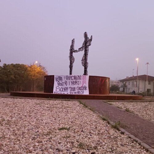 Rotonda davanti alla Solvay: spunta uno striscione contro l’azienda