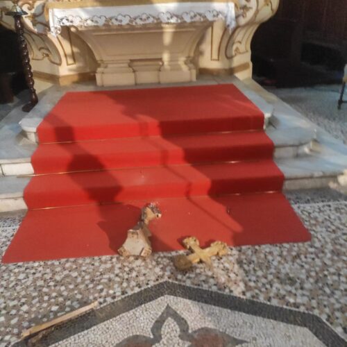 Altre due croci spezzate ad Alessandria. Spaccati i crocifissi della chiesa di San Giovannino