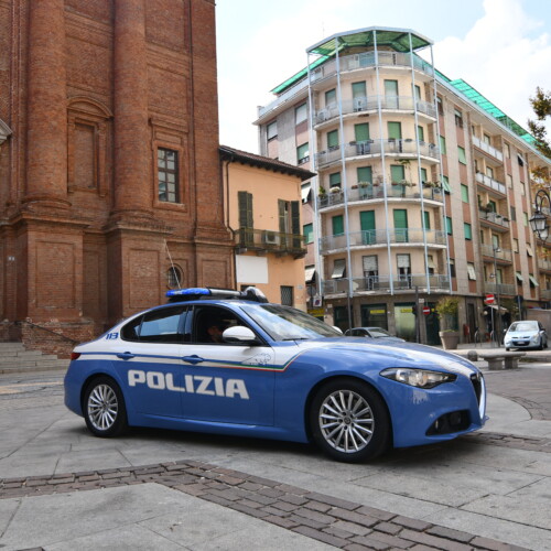 Devasta il negozio e aggredisce i poliziotti: ora è in carcere