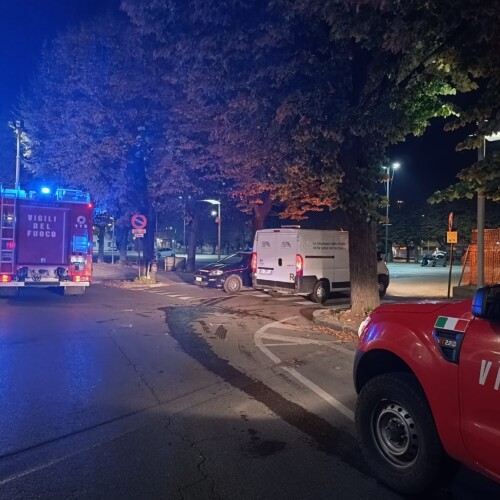 Auto colpisce mezzo parcheggiato e abbatte colonnina Enel