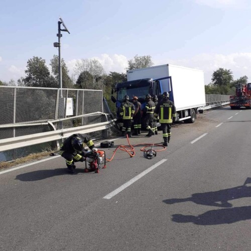 Autocarro in bilico sul ponte Bormida: strada bloccata in direzione Alessandria [VIDEO]
