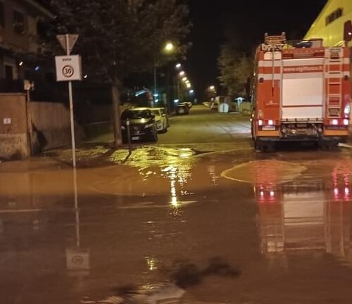 Perdita d’acqua in via del Castagnone a Valenza: primo intervento finito, domenica nuovi lavori