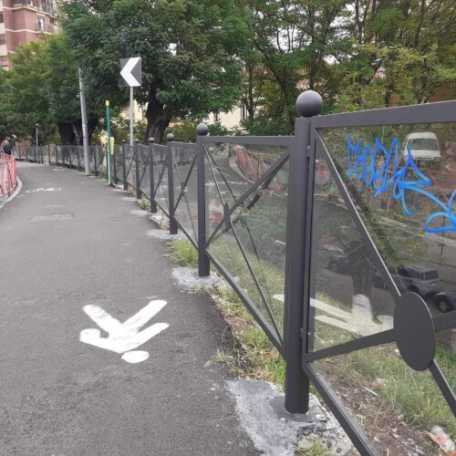 Già imbrattate o danneggiate le protezioni appena rifatte di viale Brigata Ravenna