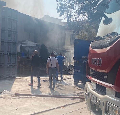 Domato l’incendio alla Centrale del Latte. In corso le operazioni di bonifica