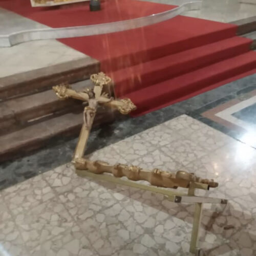 Getta a terra e poi spezza il crocefisso della chiesa di Santo Stefano ad Alessandria