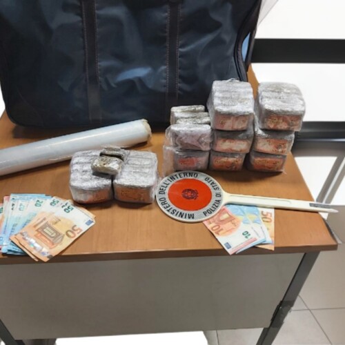 Vigevano: due giovani arrestati per detenzione di stupefacenti. Polizia recupera 5 kg di hashish