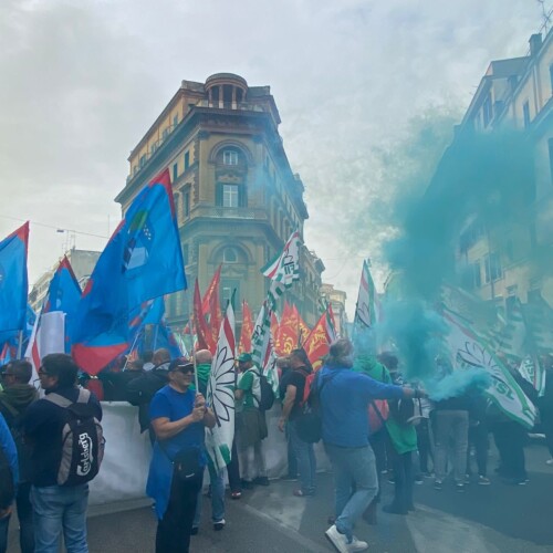 A Roma bandiere, cori e striscioni anche da Novi per difendere l’ex Ilva