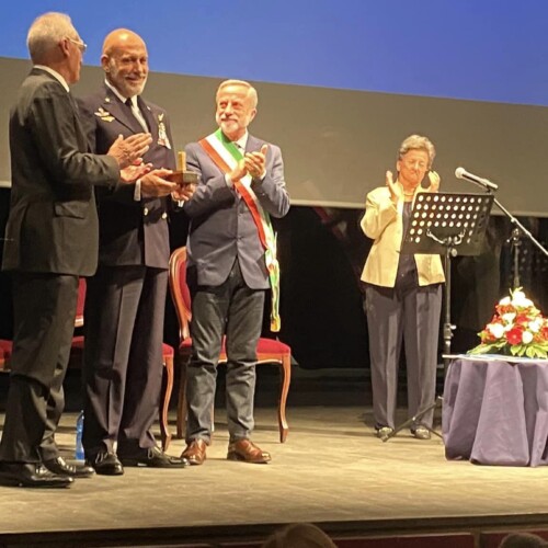 Teatro Marenco pieno per la consegna del “Premio Torre d’Oro” all’Ammiraglio Cavo Dragone