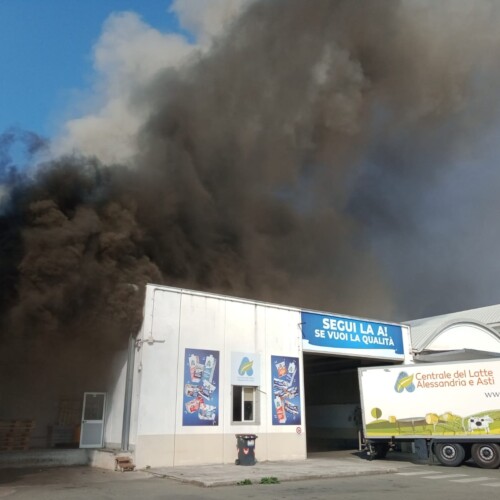 Incendio alla Centrale del latte di Alessandria. Le foto dei nostri lettori