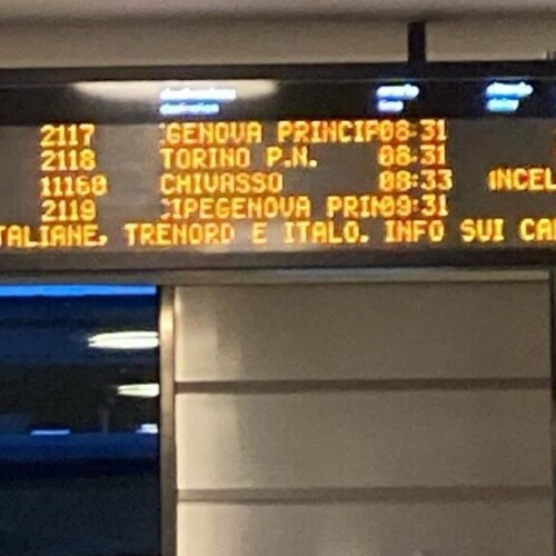 Continui ritardi sulla linea Alessandria-Trino. I viaggiatori: “Ora basta, rimborsi o bus”